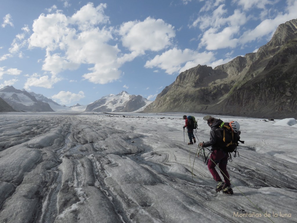 Olga y Luis marchando por el centro del Glaciar Aletsch